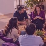 Cierre de año con el equipo: manos de un equipo construyendo juntas un modelo con bloques de colores